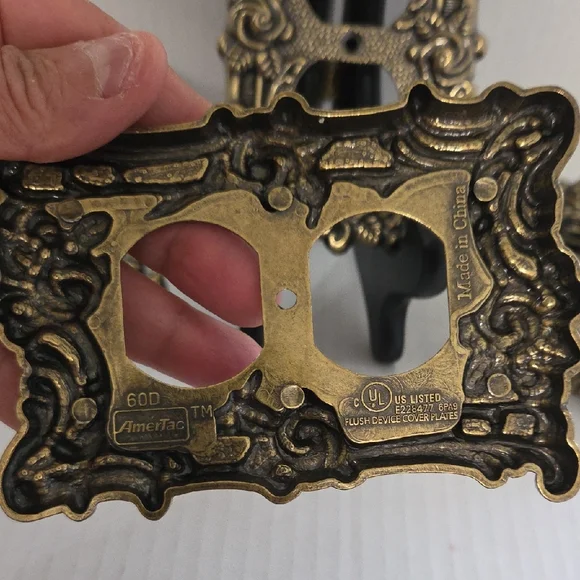 vintage AmerTac 60D ornate floral and scroll outlet cover plates from 1967 - Picture 4 of 6